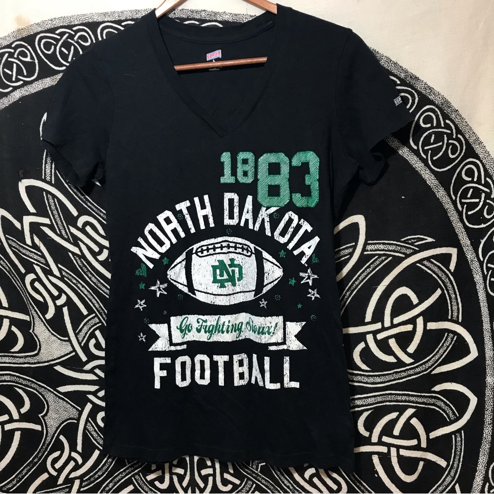 FREE Soffee UND 1883 Fighting Sioux Black T-Shirt V-Neck Short Sleeve EUC Large